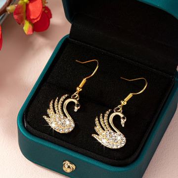 Naušnice s labudom, elegantna imitacija sintetičkog dragog kamenja