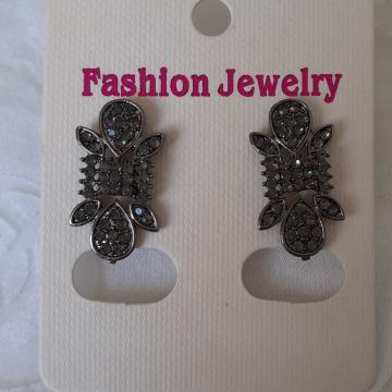 Nove naušnice metalne s kristalima