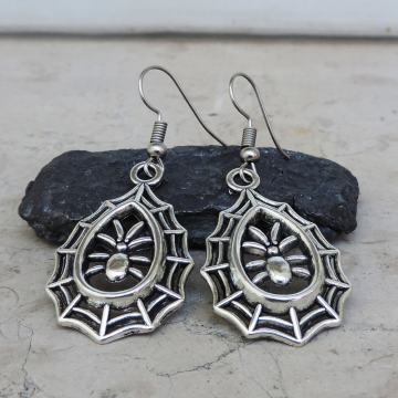 Naušnice pauk u mreži