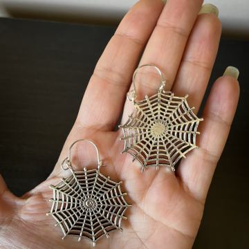 Naušnice paukova mreža