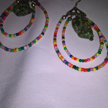 NAUŠNICE OD SITNIH PERLICA I POLUDRAGOG KAMENA HALIOTISA