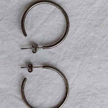 NAUŠNICE - Stari model. Obruć srebrne boje. 2,7 cm. Mob