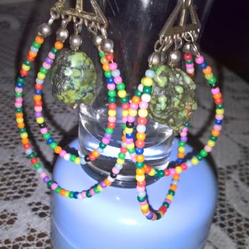 VISEĆE NAUŠNICE SA POLUDRAGIM KAMENOM I SREBRNIM ALKICAMA