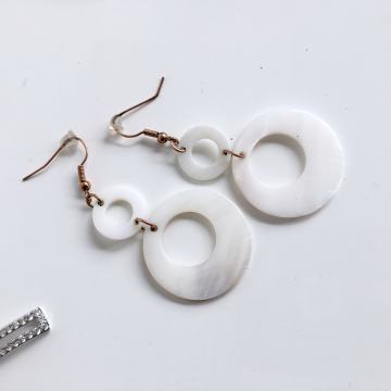 PEARL WHITE VISEĆE NAUŠNICE