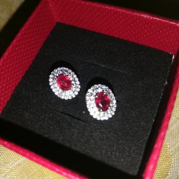 Elegantne naušnice s prirodnim rubinima