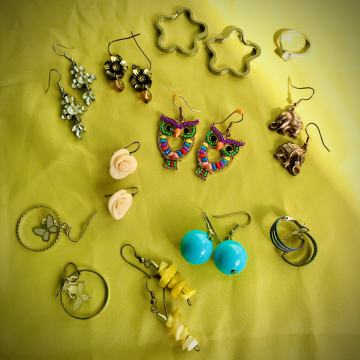 RAZIGRANE RAZNOBOJNE NAUŠNICE