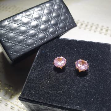 Roze naušnice na šaraf promjera 7 mm