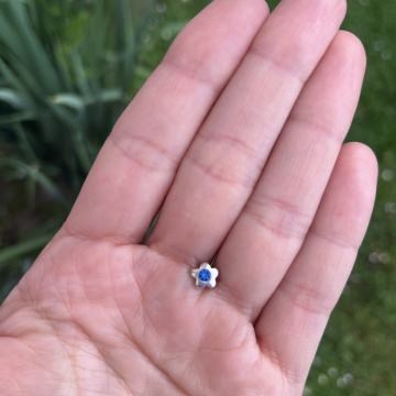 Srebrna naušnica cvijet s plavim cirkonom, 925