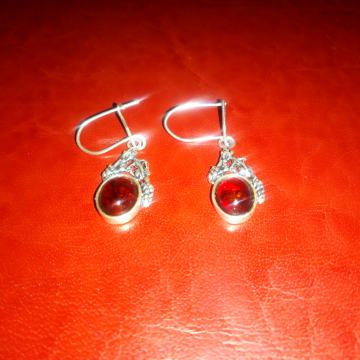 Srebrne naušnice sa crvenim kamenom i motivom vinove loze 925, 4g