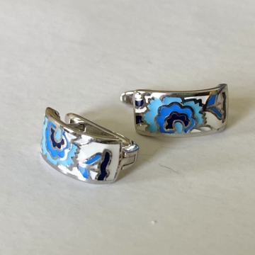 Srebrne naušnice sa emajlom.