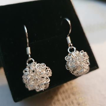 Srebrne naušnice kuglice