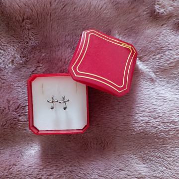 Srebrne naušnice u obliku križa – male, lagane i ženstvene