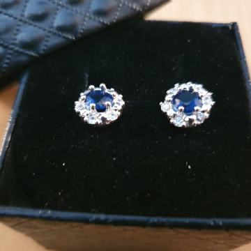 Srebrne naušnice na šaraf, 925, sa tamno plavim kamenom