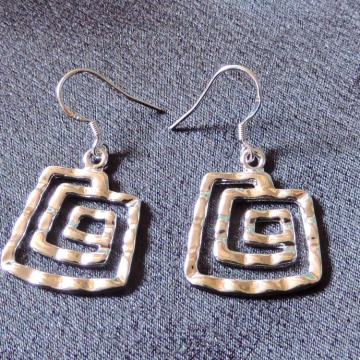 Srebrne naušnice s vijugavim elementima