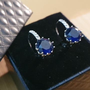 Srebrne naušnice, viseće, sa tamno plavim kamenom