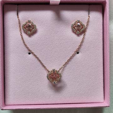 Swarovski naušnice i lančić