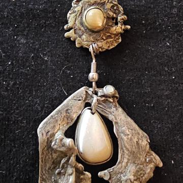 VINTIĐ UNIKATNA SREBRENA NAUŠNICA SA MADREPERLOM