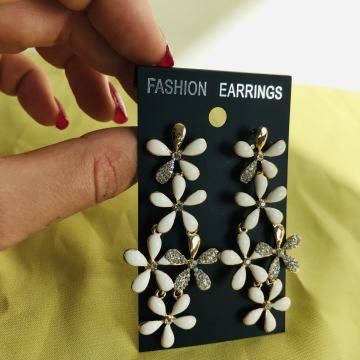 VISEĆE DUGE BIJELO ZLATNE CVJETNE NAUŠNICE