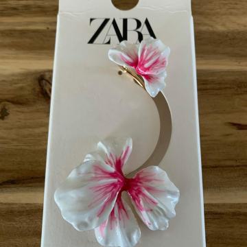 NOVO Zara nausnica s cvijetom