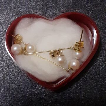 Zlatne naušnice 18 kt (750), 2.66 grama, sa biserima, vrlo elegantne..