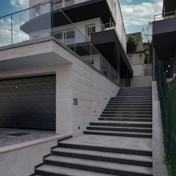 novi 2-etažni,4-sobni 214,5 m2 u objektu sa 2 stana,621000€,2 garaže (