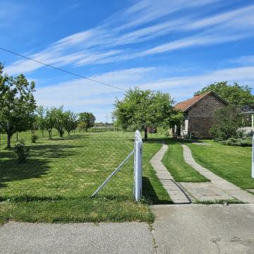 2-sobna kuća, 56m2+pomoćno,  zemljište 4010 m2, Ivanovac