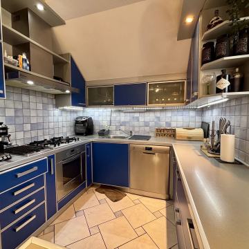 4-SOBAN STAN S BALKONOM, GARAŽOM, 2 VPM I KOMADOM VRTA