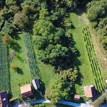 Andraševec, mala kuća s velikim zemljištem na atraktivnoj lokaciji