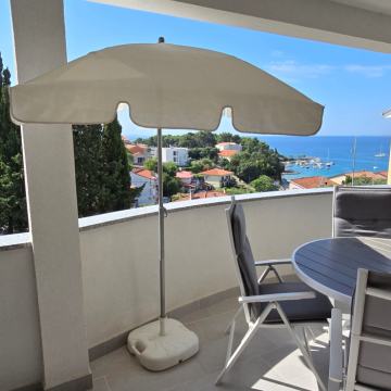 Apartman sa pogledom na more i velikom terasom, 150m od mora, grad Krk