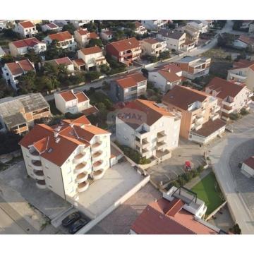 Povljana – samo 70 m od mora! Šarmantan apartman 42 m² na top lokaciji