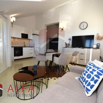 Apartman: Vodice prodaje se lijepo namješten apartman blizu mora