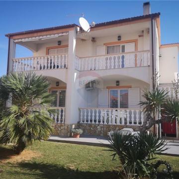 Apartmanska kuća 264 m2 - STARA NOVALJA