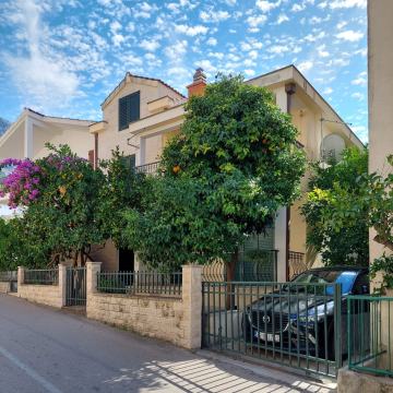 PRILIKA! Apartmanska kuća 50 metara od plaže, Podgora