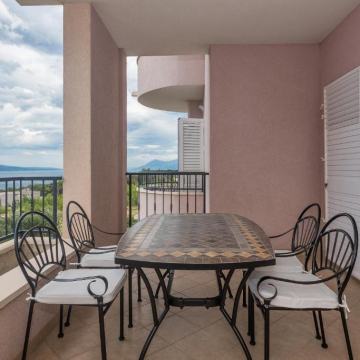 Atraktivna kuća s 9 apartmana, Makarska