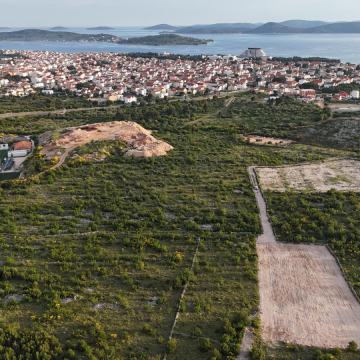 ATRAKTIVNO GRAĐEVINSKO ZEMLJIŠTE S POGLEDOM NA MORE (2192 m2), VODICE,
