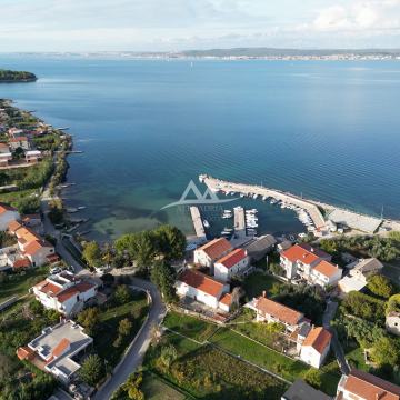 BANJ - KAMENA KUĆA - PRIZEMLJE 36 M2, PLUS KAT, PLUS RUŠEVINA 81 m2 .