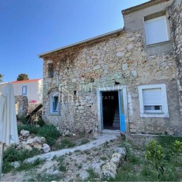 Banj, Pašman, kamena kuća u nizu