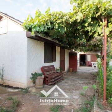 Banjole, vikendica s velikom okućnicom i maslinikom