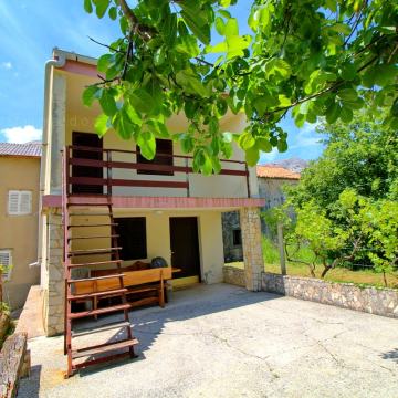 Baška, okolica, kamena kuća u nizu s lijepim vrtom