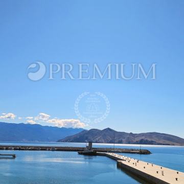 Baška, prodaja dvoetažnog apartmana, drugi red do mora!