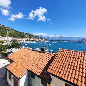 Baška, prodaja dvoetažnog apartmana, drugi red do mora!