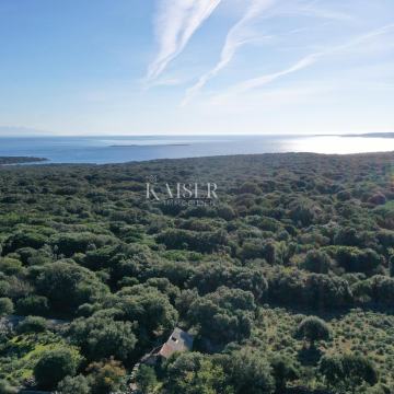 Cres, Plat - kameni objekt na prostranom zemljištu