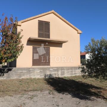 Benkovac - Obiteljska kuća s dva stana i prostranom okućnicom