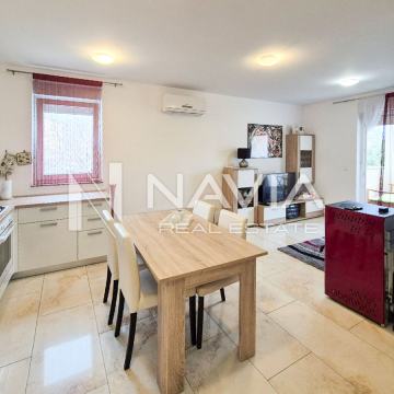 Biograd na moru, prostran prizemni stan s vrtom