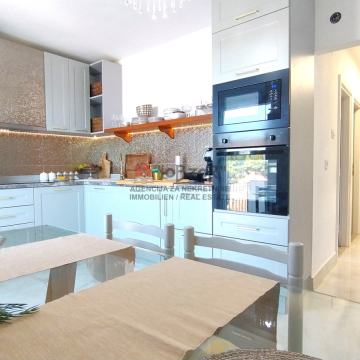 BIOGRAD NA MORU, Trosoban namješten stan-150m OD MORA