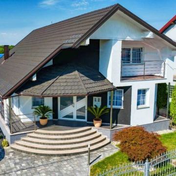 BJELOVAR, odlična kuća katnica s bazenom i lijepom okućnicom!