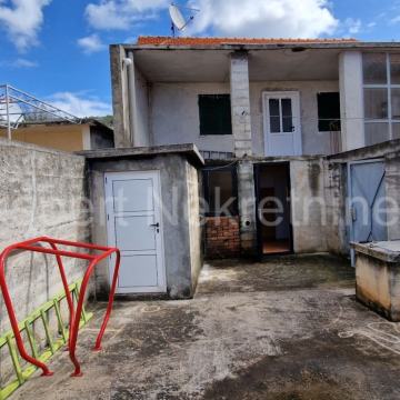 Blizna Gornja,manja kuća 125 m2 za adaptaciju,dva pomoćna objekta