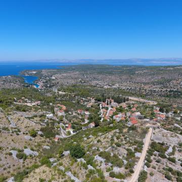 Bobovišća, Brač: Građevinsko zemljište s pogledom na more, 2400 m2