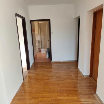 Borčec, četverosoban stan, spremište + parking + balkon