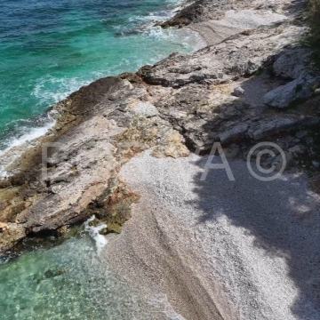 Brač, Sutivan, parcela za prodaju 1.414m2, prvi red do mora, sa malom